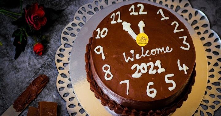 Decorate a New Year Cake