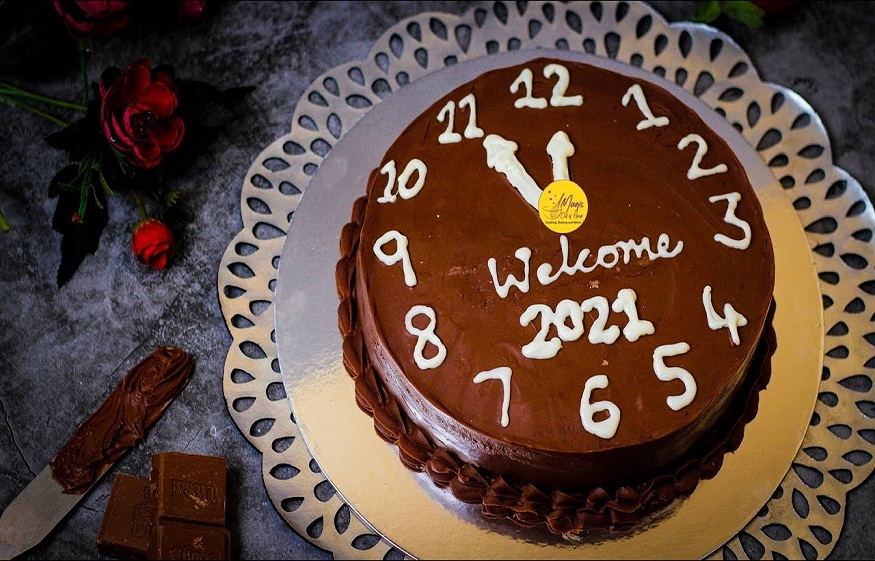 Decorate a New Year Cake
